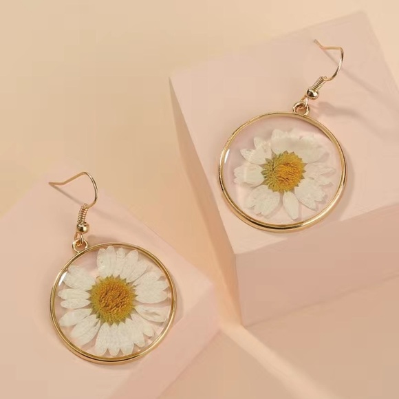 Pressed Floral Daisy Dangle Drop Gold Boho Dried Flower Resin Earrings NWT - Picture 2 of 6
